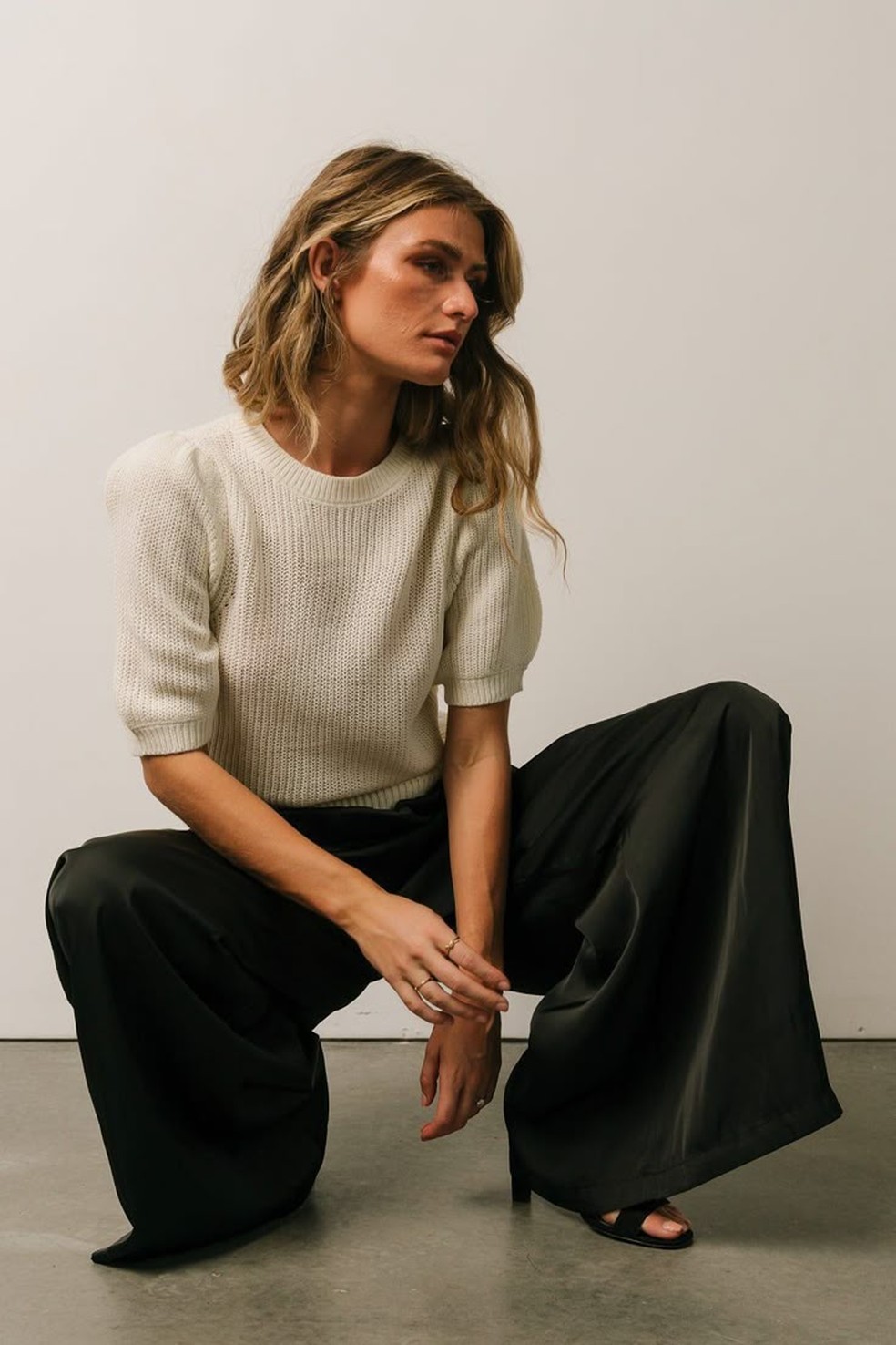 Tenha um look com calça pantalona preta perfeito para usar no trabalho. — Foto: Reprodução/Pinterest @balticborn