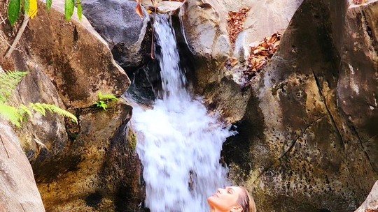Lívia Andrade compartilha cliques em cachoeira: 'Natureza sempre surpreendente'