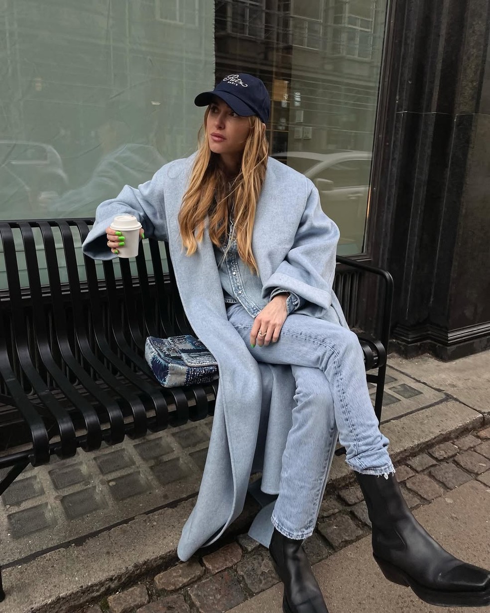 10 formas de usar jaqueta jeans no inverno — Foto: Reprodução/Instagram pernilleteisbaek