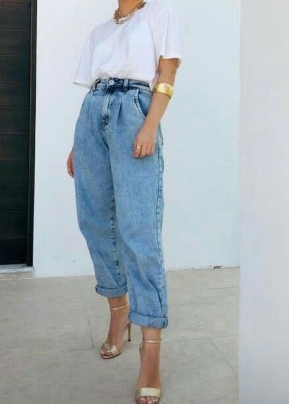 Salto alto e calça mom são a combinação certa para quem deseja um visual business woman. — Foto: Reprodução/Pinterest @silviaopereira