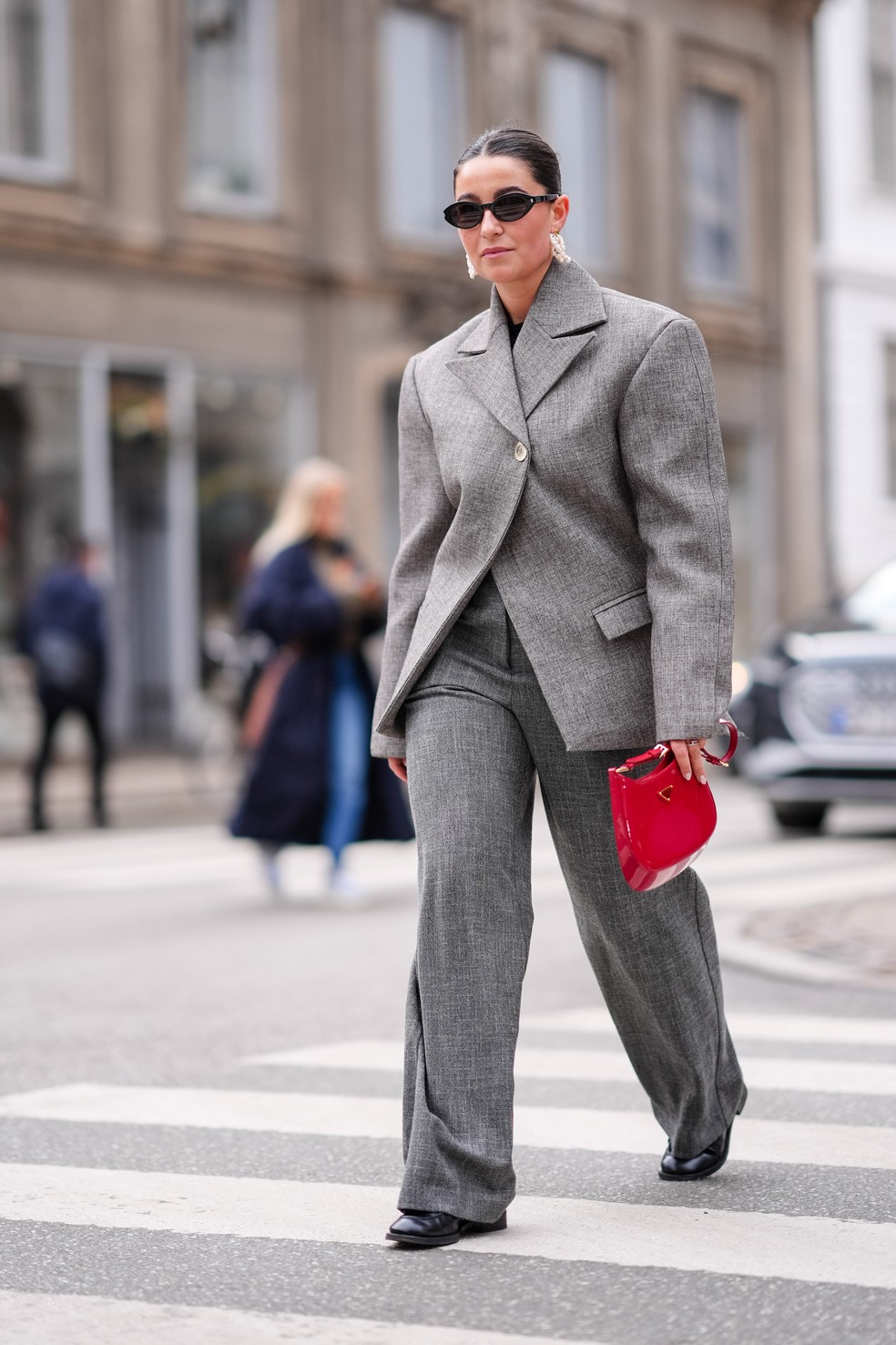 Copenhagen Fashion Week tem street style com sobreposições, jeans, monocromáticos e, acima de tudo confortáveis: os destaques são as bolsas carregadas pelas convidada — Foto: Getty Images