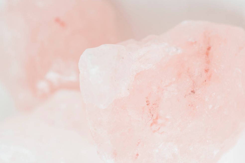 Conhecido como "pedra do amro", quartzo rosa é um dos cristais que estão conectados ao signo de Libra. — Foto: Reprodução/Freepik