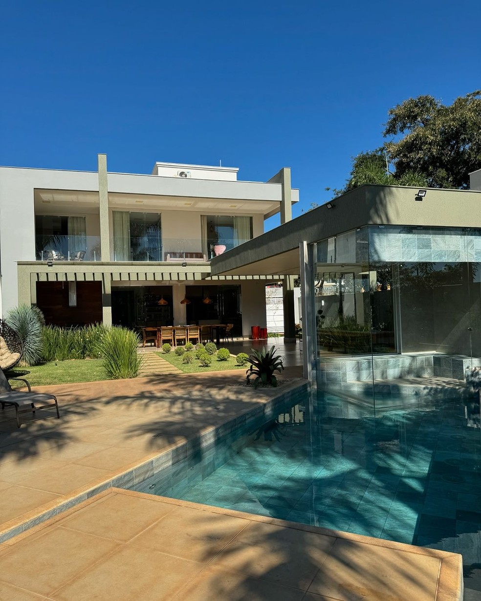 Gabi Martins posa de fio-dental na piscina de sua nova mansão: 'Curtindo' — Foto: Reprodução/ Instagram