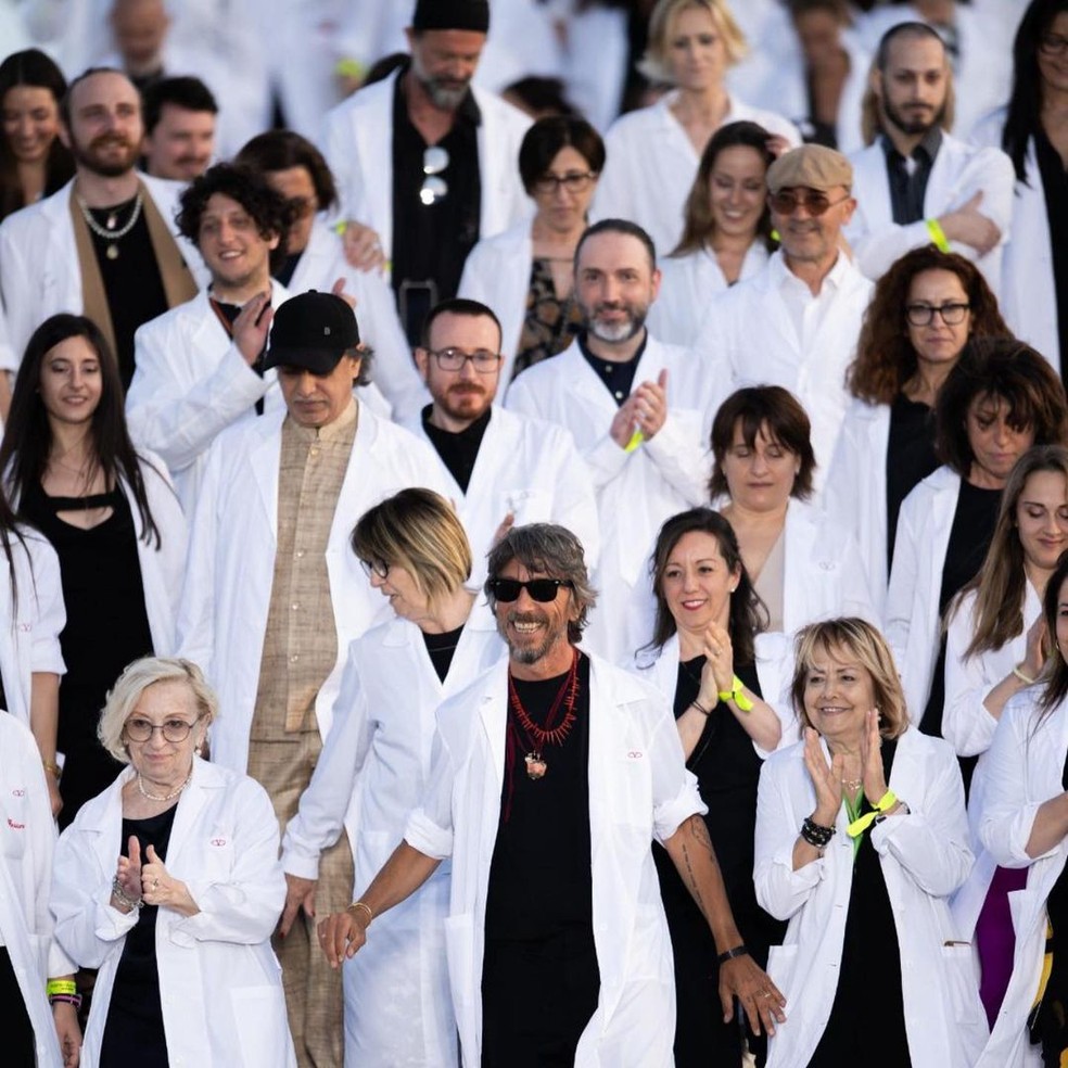 Pierpaolo Piccioli com a equipe da Valentino — Foto: Reprodução/Instagrampppiccioli