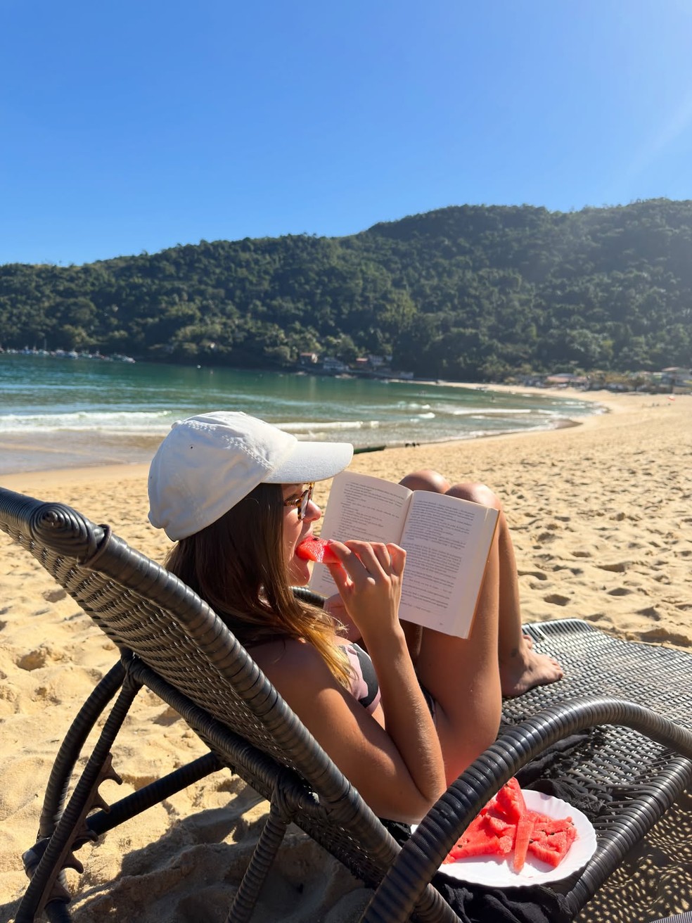 Nikki Meneghel come enquanto lê — Foto: Reprodução/ Instagram @nikkimeneghel
