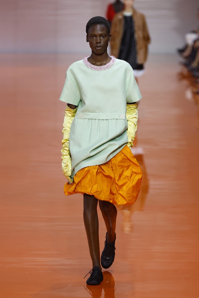 MFW: Prada explora as noções de liberdade e subverte os uniformes no ...
