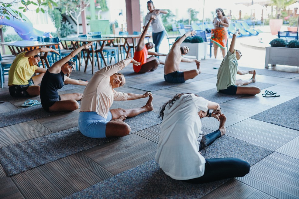 Aula de yoga feita com tapete de produtos reciclados da Havaianas — Foto: Lara Rabelo