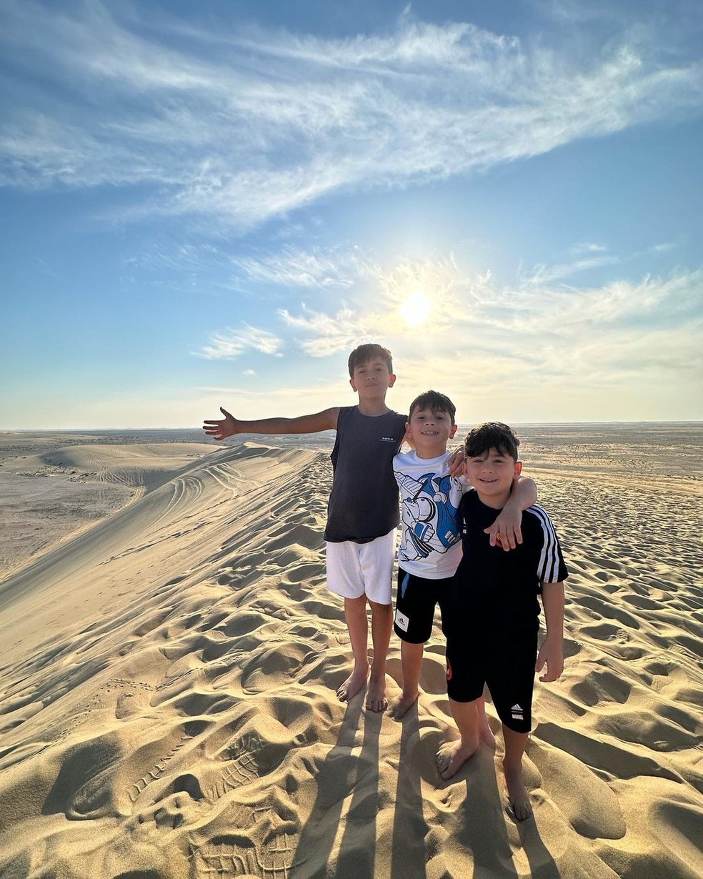Antonela Roccuzzo, mulher de Messi, curte praia com os filhos no Catar — Foto: reprodução/instagram