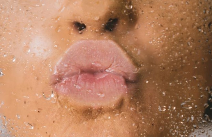 Entenda o que é beijo australiano, visto como essencial no sexo globalmente