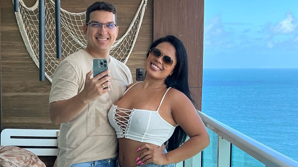 Mulheres que vivem relacionamentos liberais dão dicas de como propor para as parcerias e como começar a se relacionar com outras pessoas. Na Foto: Krissia e Fagner Figueiredo — Foto: Reprodução/Acervo Pessoal
