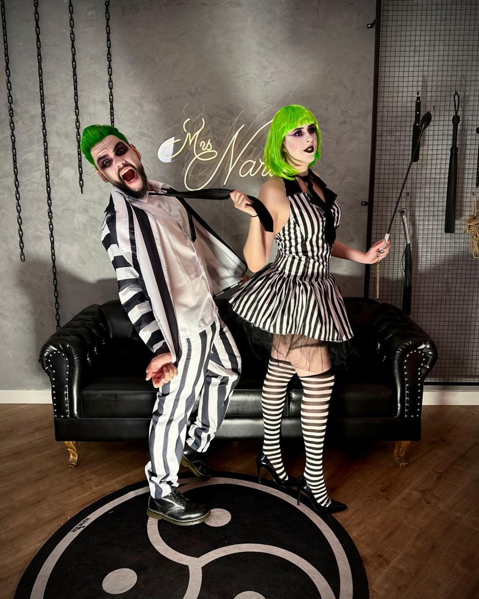 Nara Neveu e seu marido vestidos como personagens de Beetlejuice em uma dinâmica de Roleplay — Foto: Reprodução/Acervo Pessoal