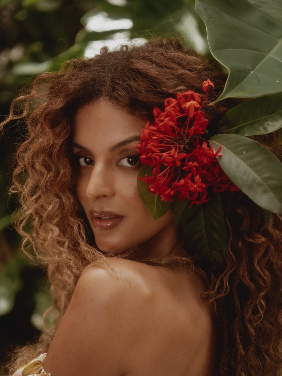 Sucesso em 'Três Graças', Gabriela Loran posa nua em cachoeira e recebe chuva de elogios — Foto: Reprodução/Instagram