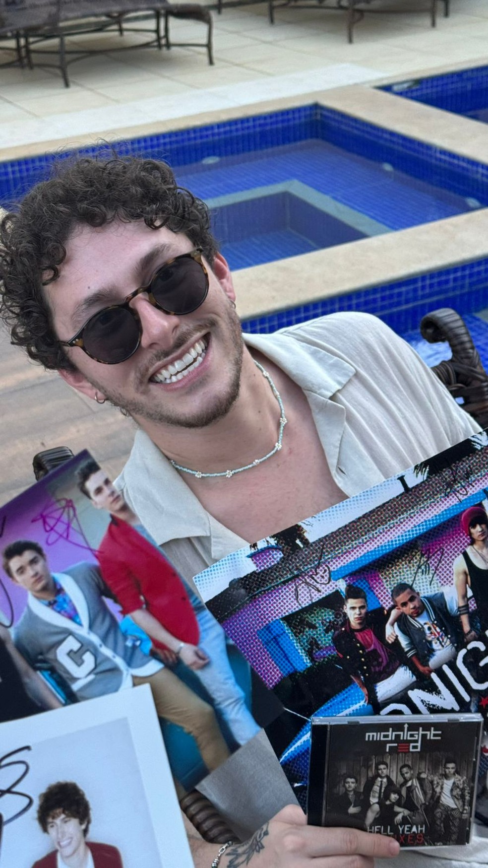 Eric atualmente com os pôsteres assinados da Midnight Red de Natália — Foto: Arquivo Pessoal