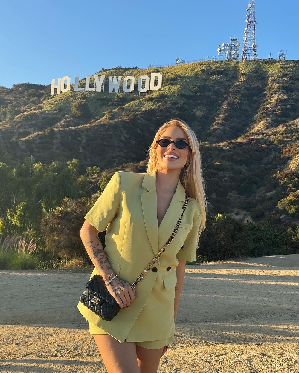 Karoline Lima posa em letreiro de Hollywood e celebra: ‘Quem era ela