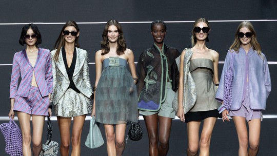 Nada de 'carão': por que Emporio Armani levou modelos sorridentes às passarelas de Milão?