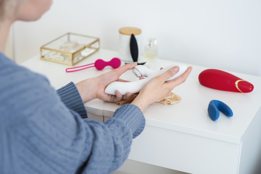 Quer ajuda para escolher o sextoy para levar na viagem? Listamos 7 modelos bem discretos que cabem em qualquer cantinho da mala