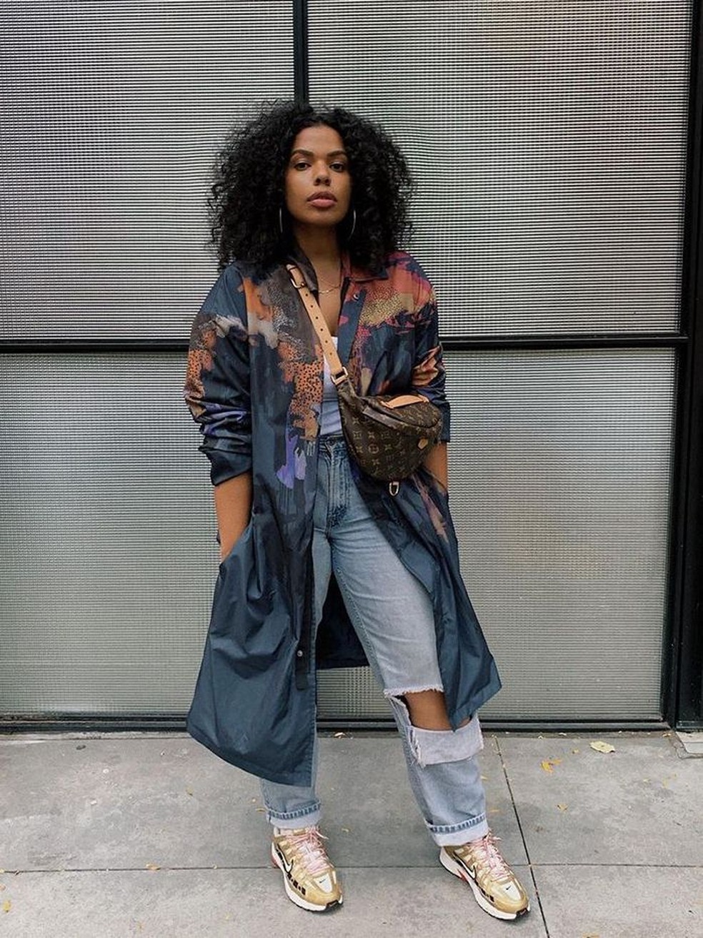 Casacões e jaquetas oversized ajudam a proteger do frio além de dar ainda mais estilo ao look para show a noite. — Foto: Reprodução/Pinterest @WhoWhatWear