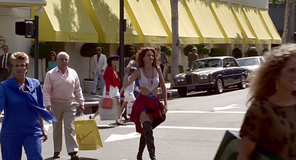 Claro que não poderia faltar a nossa querida Vivian Ward, vivida por Julia Roberts e eternizada em Pretty Woman (1990). — Foto: Reprodução/ Touchstone Pictures