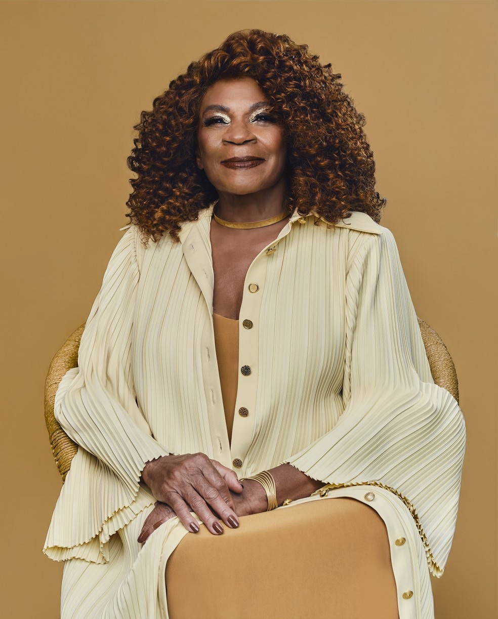 Do black, passando por perucas, alisamentos, entrelaces e penteados, a beleza de Zezé Motta jamais se esgotou — Foto: Mateus Rubim