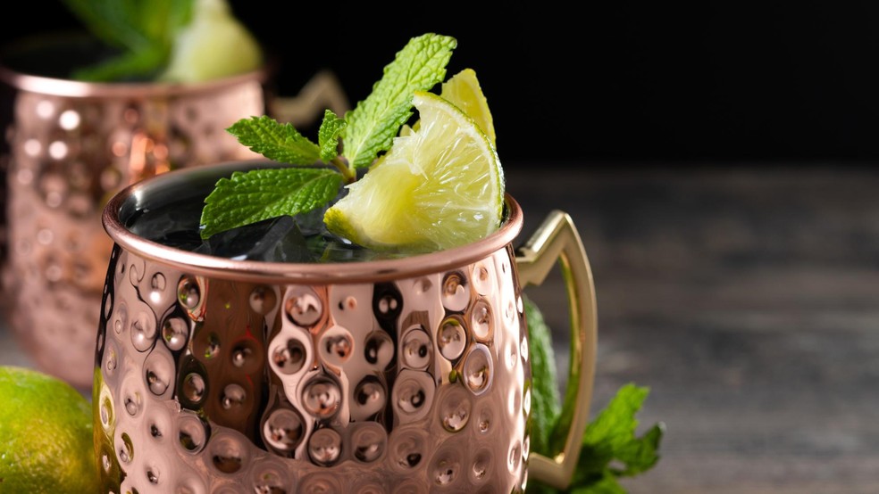 Conhecidos por sua natureza misteriosa, os escorpianos adoram o Moscow Mule, que tem visual intrigante — Foto: Reprodução/Freepik