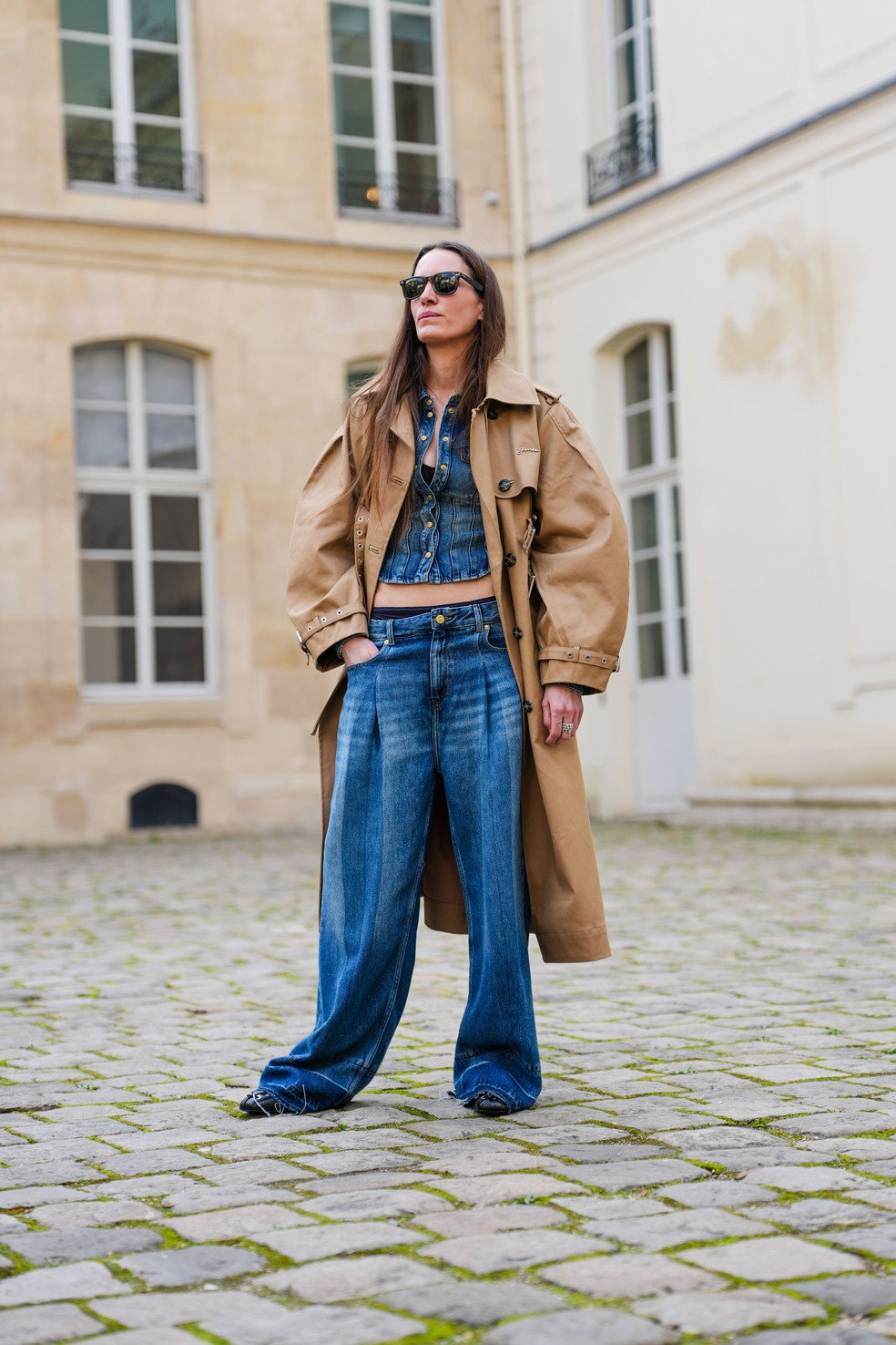 10 looks que provam que o trench coat é a peça mais versátil da estação — Foto: Getty Images