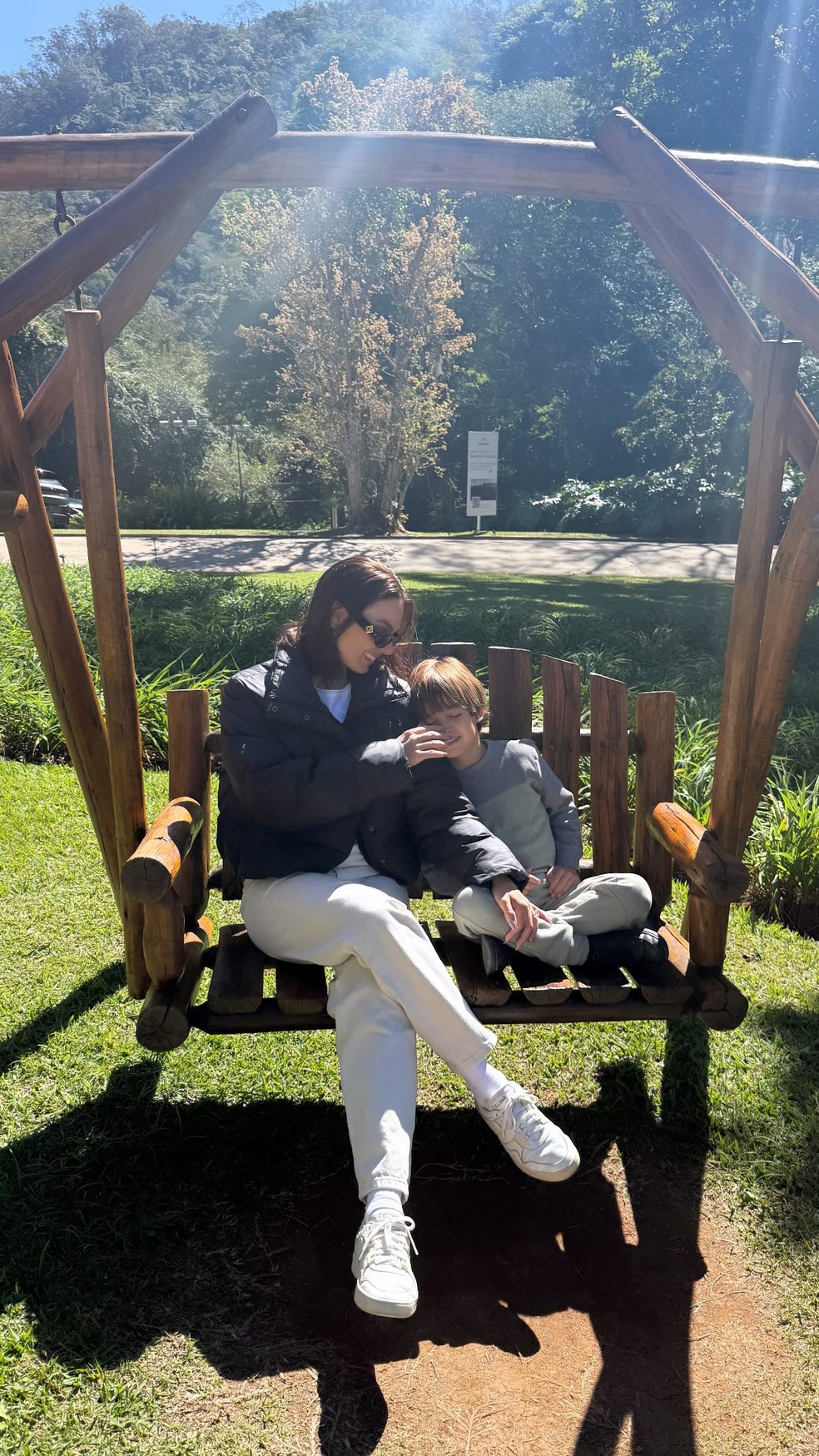 isis-valverde-e-o-filho-curtem-dia-em-contato-com-a-natureza