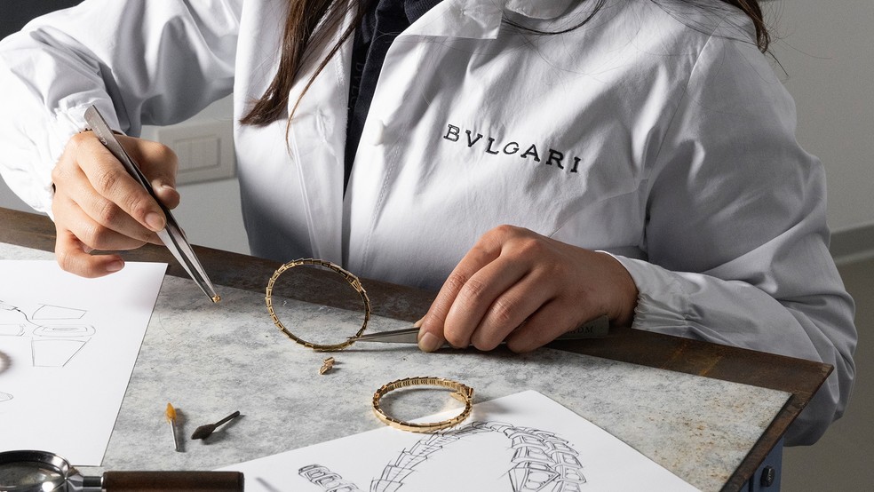 Uma das artesãs da Bulgari em ação — Foto: Divulgação Bulgari
