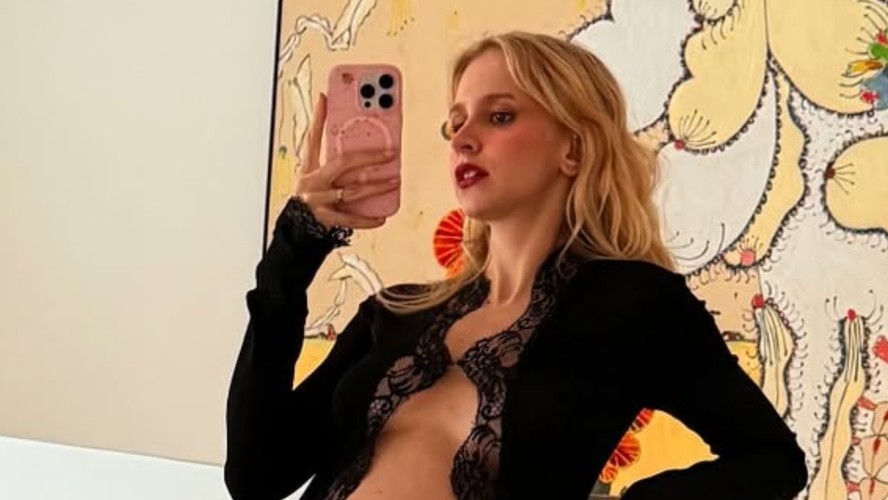 Isa Scherer aposta em look com decote e exibe o 'barrigão' da segunda gravidez