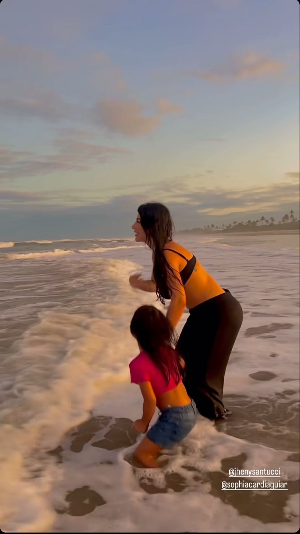 Arthur Aguiar mostra Jheny Santucci brincando com sua filha, Sophia, na praia — Foto: Reprodução/Instagram