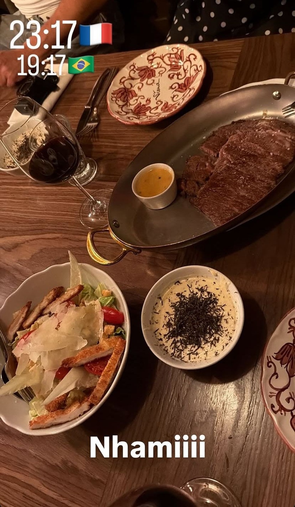 A foto compartilhada por Virginia, no mesmo restaurante em Paris do que Bruna Biancardi — Foto: Reprodução/Instagram