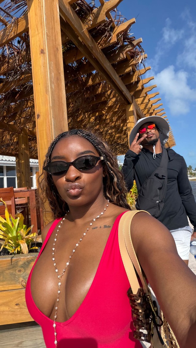 Recuperada, Simone Biles posa de maiô durante viagem em que disse que ...