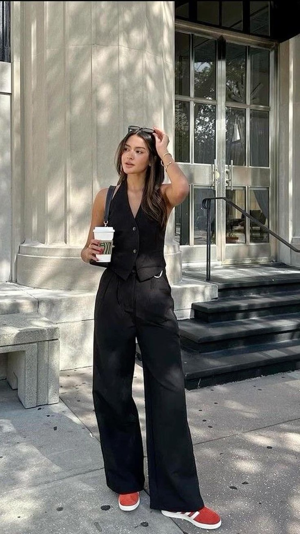 Use calça pantalona de alfaiataria e explore tudo que a calça é capaz de oferecer. — Foto: Reprodução/Pinterest @beautyfashh