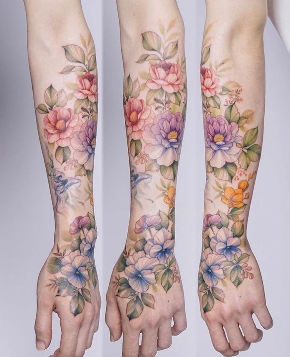 Tatuagem feminina braço fechado: 25 ideias delicadas para se inspirar