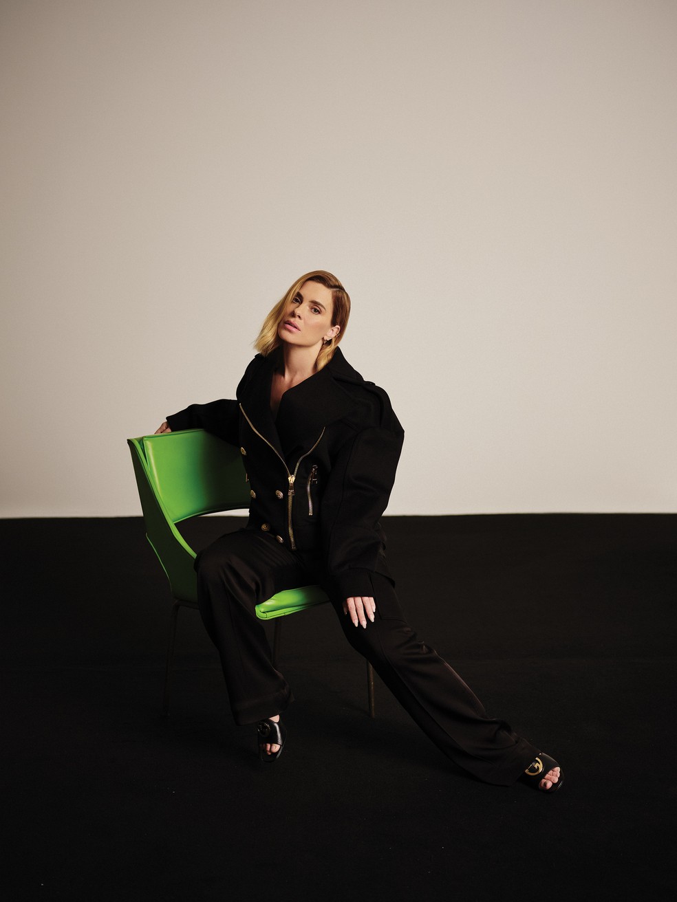 Carolina Dieckmann - Jaqueta Balmain, R$ 24.000;  calça Reinaldo Lourenço,  R$ 2.930; sandálias Gucci, R$ 5.940 — Foto: Vivi Bacco (Thinkers )