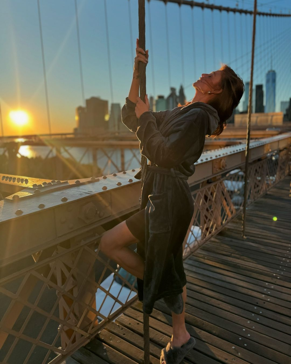 Em Nova York, Cintia Dicker faz campanha de roupa íntima no meio da rua