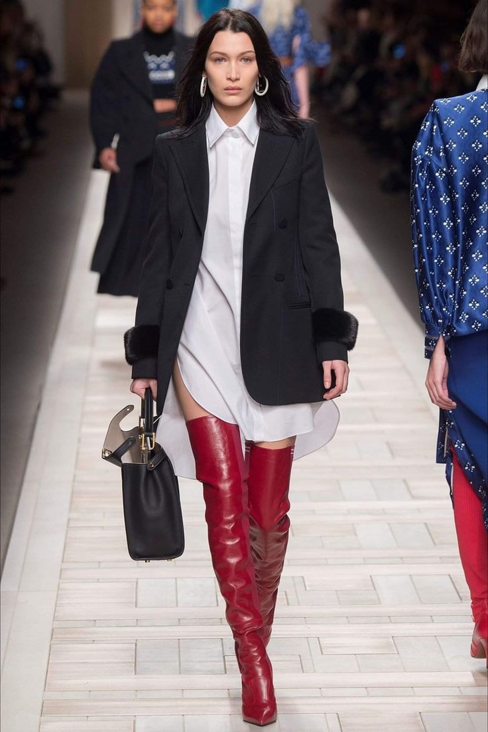 Em 2017, Bella Hadid desfilou pela Fendi com um look que acentuava ainda mais a bota over vermelha. — Foto: Reprodução/Pinterest