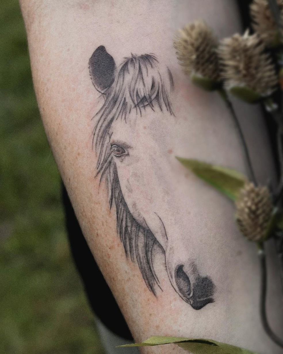 Tatuagem de cavalo feminina: inspirações para mulheres fortes e resistentes
