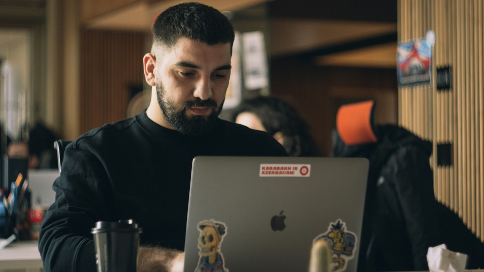No trabalho, o capricorniano é um líder disciplinado e dedicado, com grandes ambições — Foto: Reprodução/Unsplash