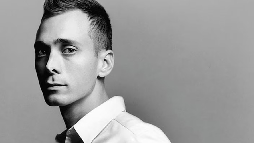 Hedi Slimane deixa Celine após 7 anos na direção criativa da grife francesa