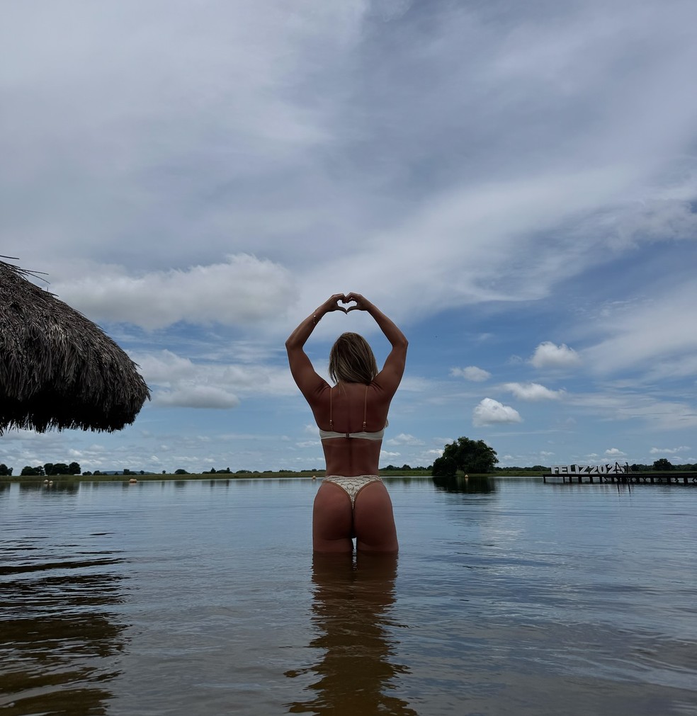 Poliana Rocha se refresca — Foto: Reprodução/ Instagram