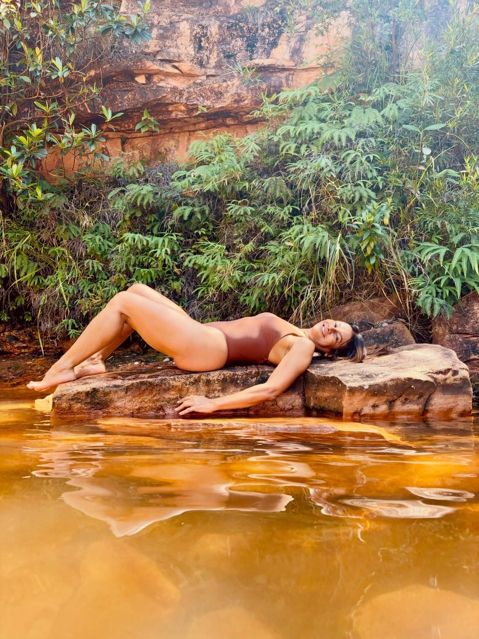 Dira Paes inicia semana de maneira tranquila à beira de rio e ganha elogios: 'Diva' — Foto: Reprodução/Instagram