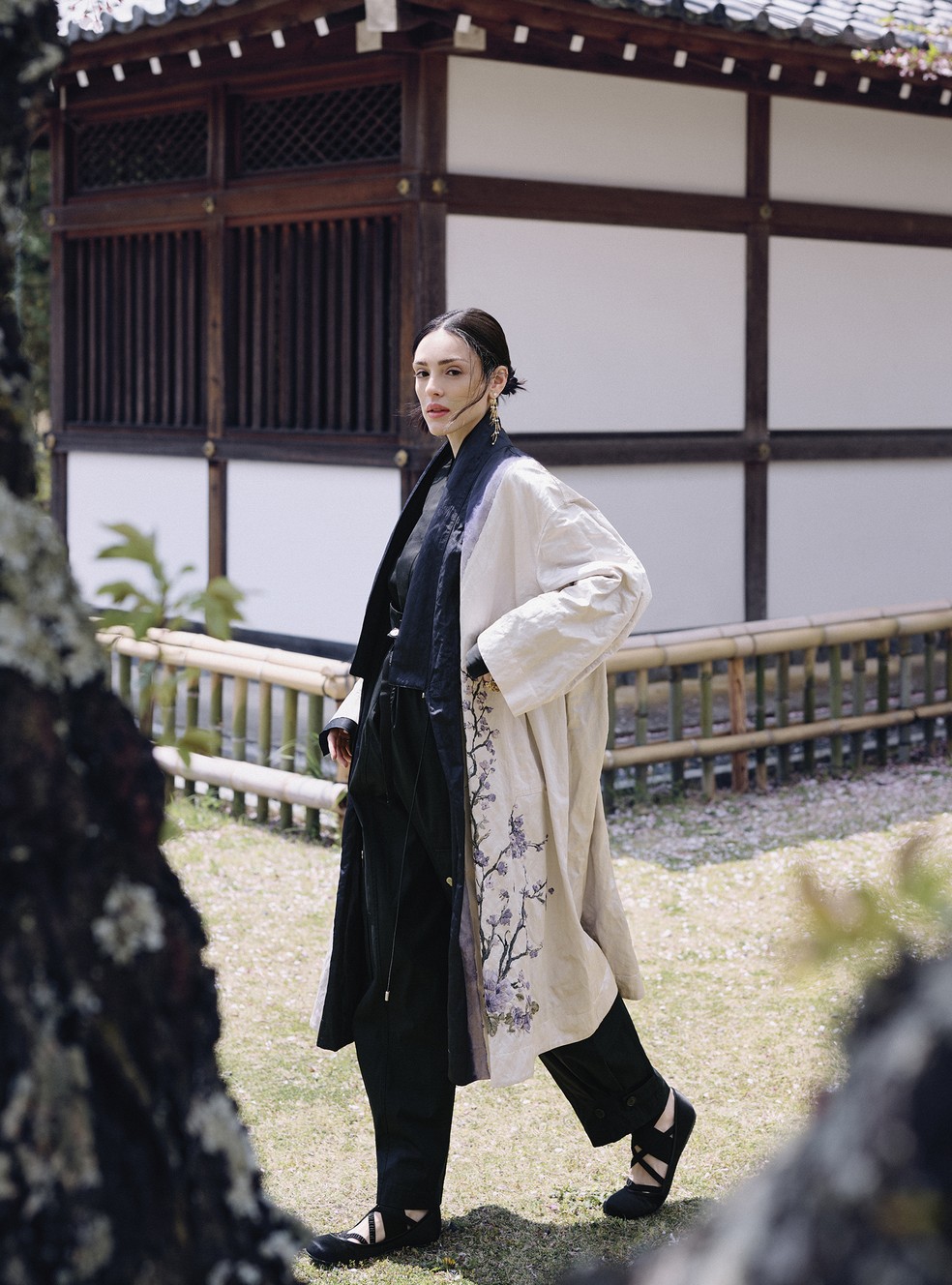 Isabelle Drummond veste casaco, blusa, calça, sapatilhas, brinco e anel Dior Pre-Fall 2025 — Foto: Kyoko Munakata (Signo)