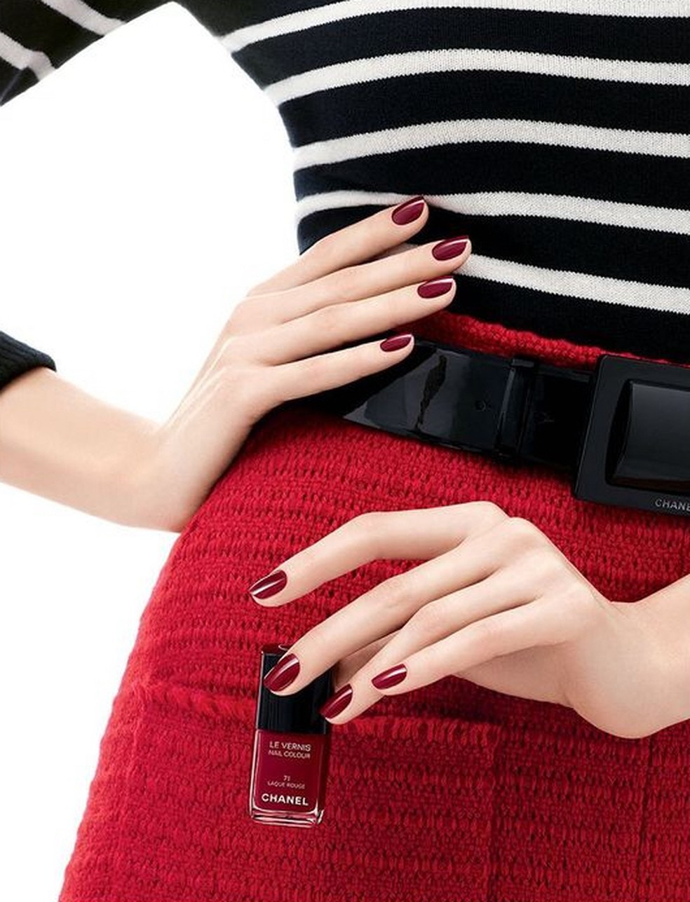 Esmalte vermelho cereja Chanel — Foto: Instagram/@chanel.beauty