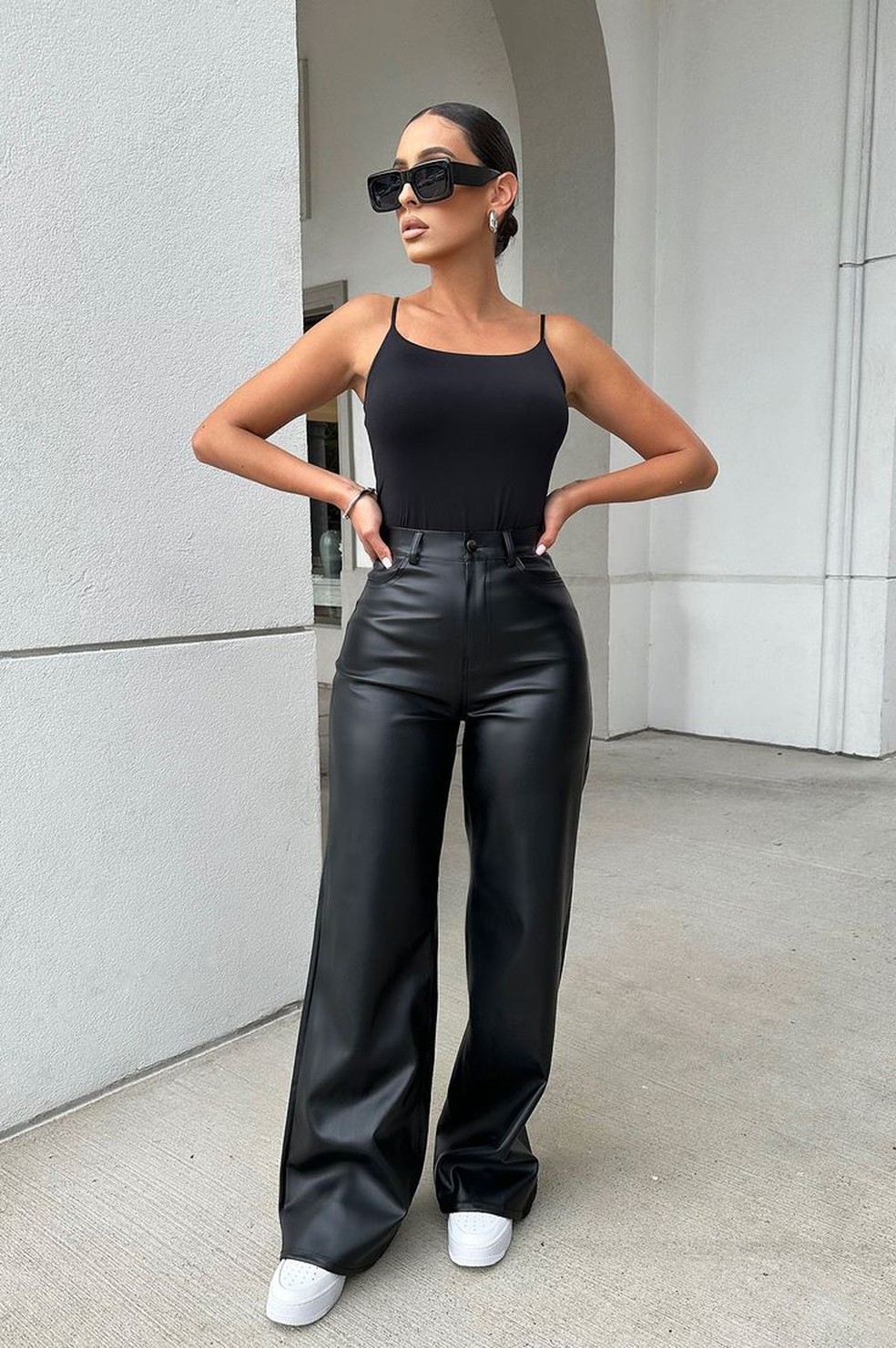 Look com calça de couro preta é versátil e combina com diferentes tipos de evento. — Foto: Reprodução/Pinterest @SHOPKOSMIOS