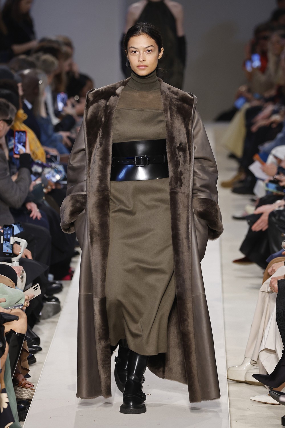 Max Mara leva coleção moderna e elegante ao inverno de Milão