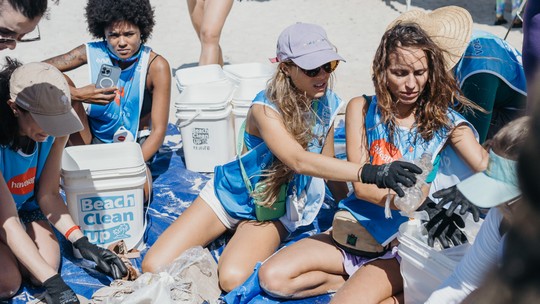 Ação sustentável da Havaianas retira 256kg de lixo em praia de Ilhéus com apoio de voluntários e influenciadores