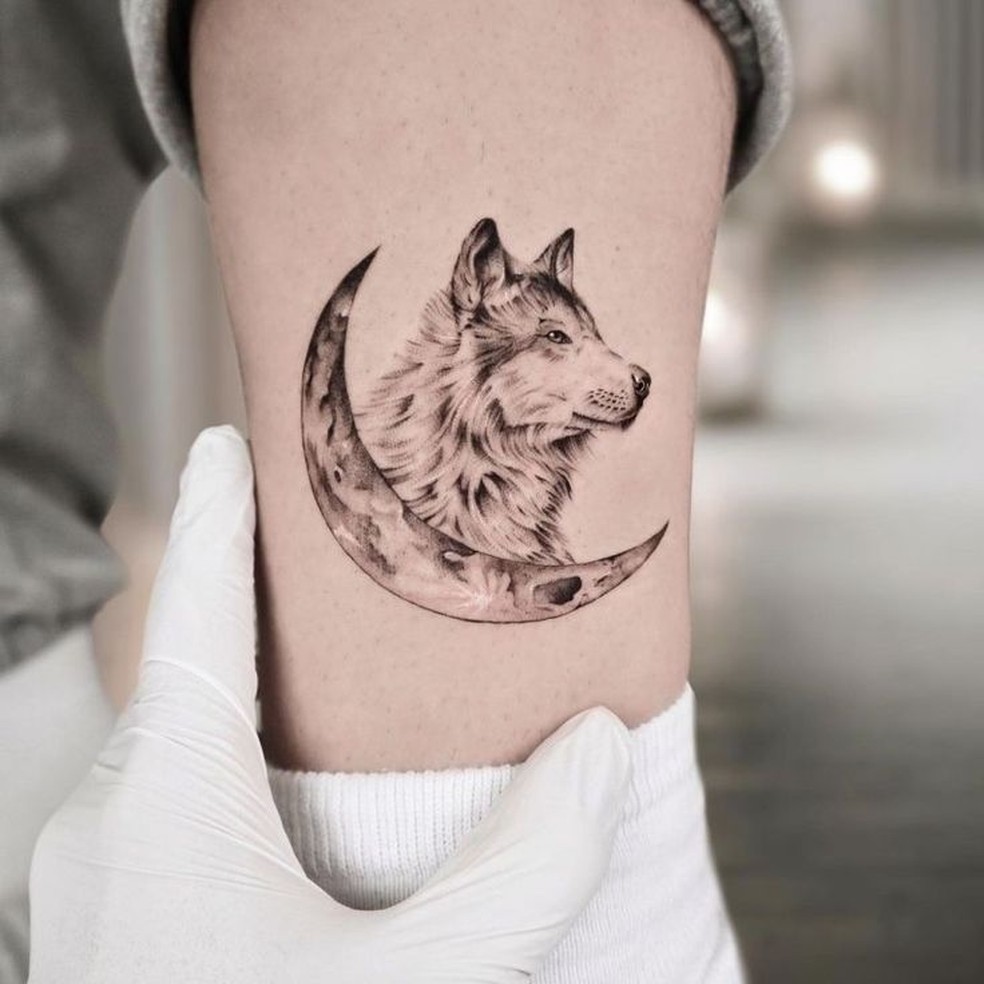 Tatuagem Lobo Uivando Pra Lua