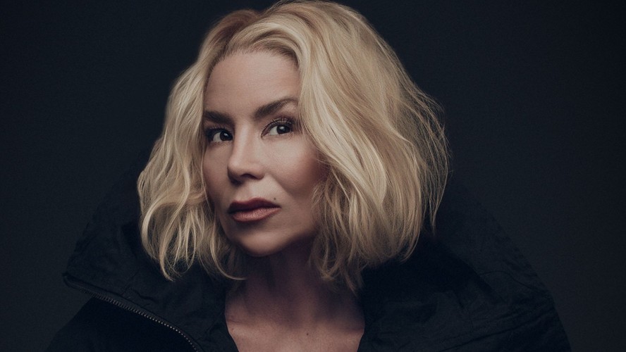 Danielle Winits diz que críticas após dois divórcios deixaram cicatrizes: ‘Fui vilã, apedrejada por ser quem sou’