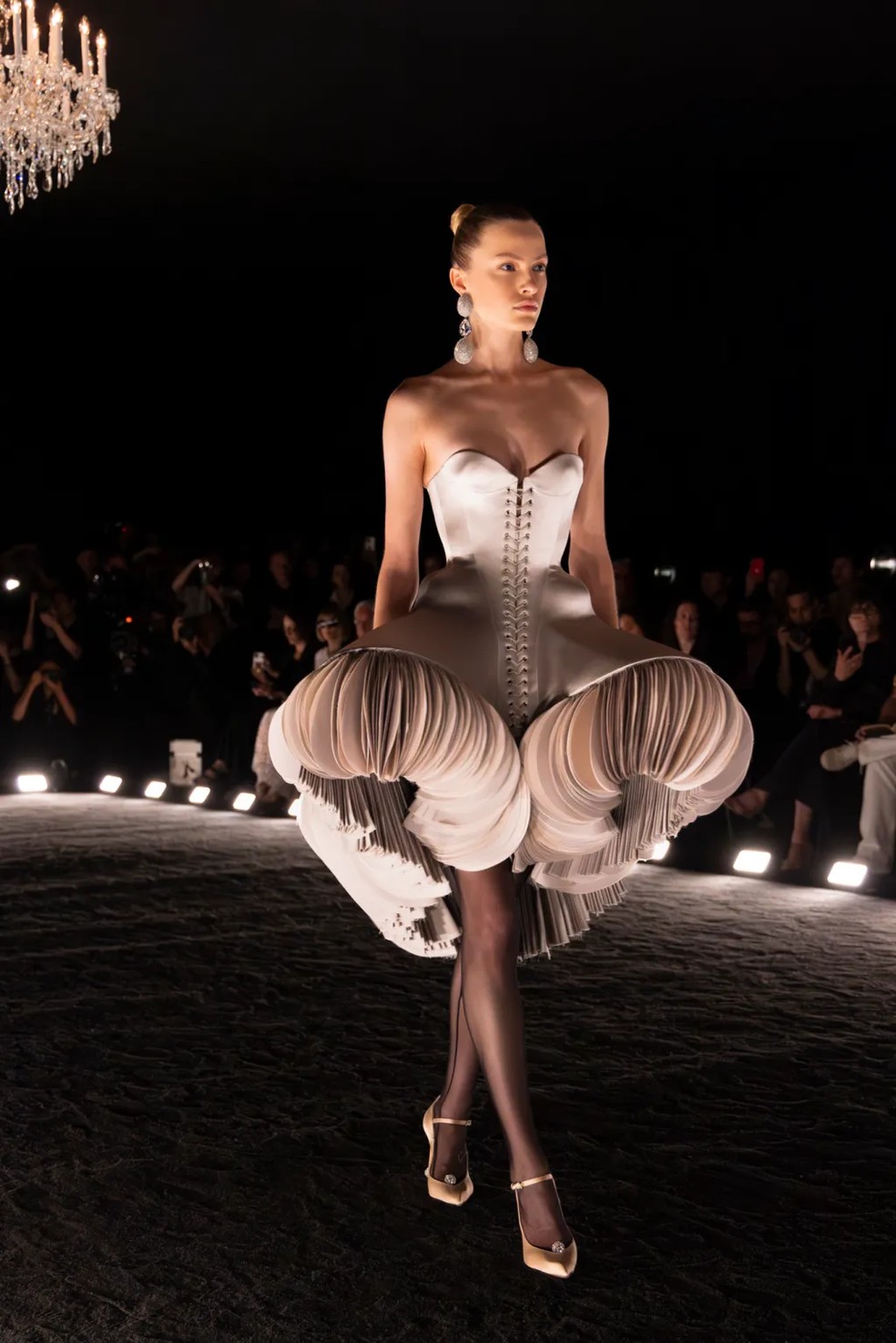 Schiaparelli, alta-costura de outono 2024 — Foto: Schiaparelli