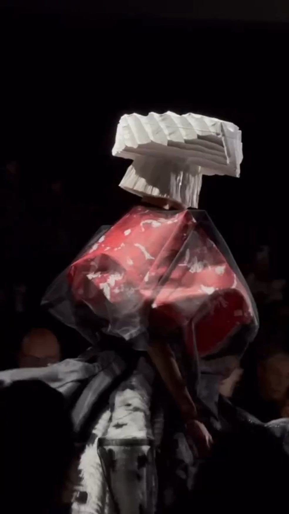 Comme des Garçons faz desfile dramático e impactante na Paris Fashion Week — Foto: Reprodução/ Marie Claire Itália